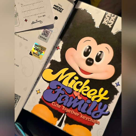 🆕️Authentic POP MART Daisy Keychain - Picture 5 of 5